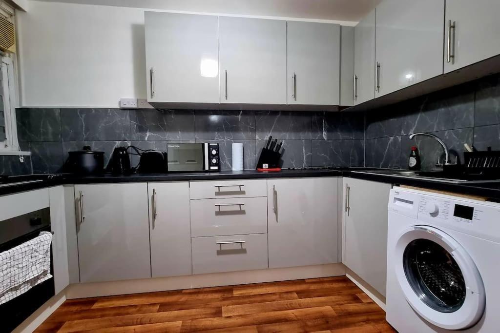 1 Bed Flat With Free Parking In E13 Apartment London Exterior photo