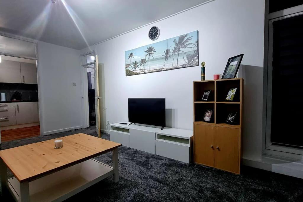 1 Bed Flat With Free Parking In E13 Apartment London Exterior photo